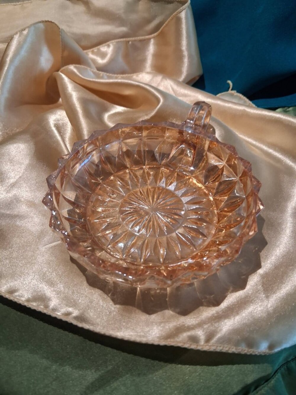 1930s vintage molded pink glass ashtray or small nappy bowl w/ radiant starburst